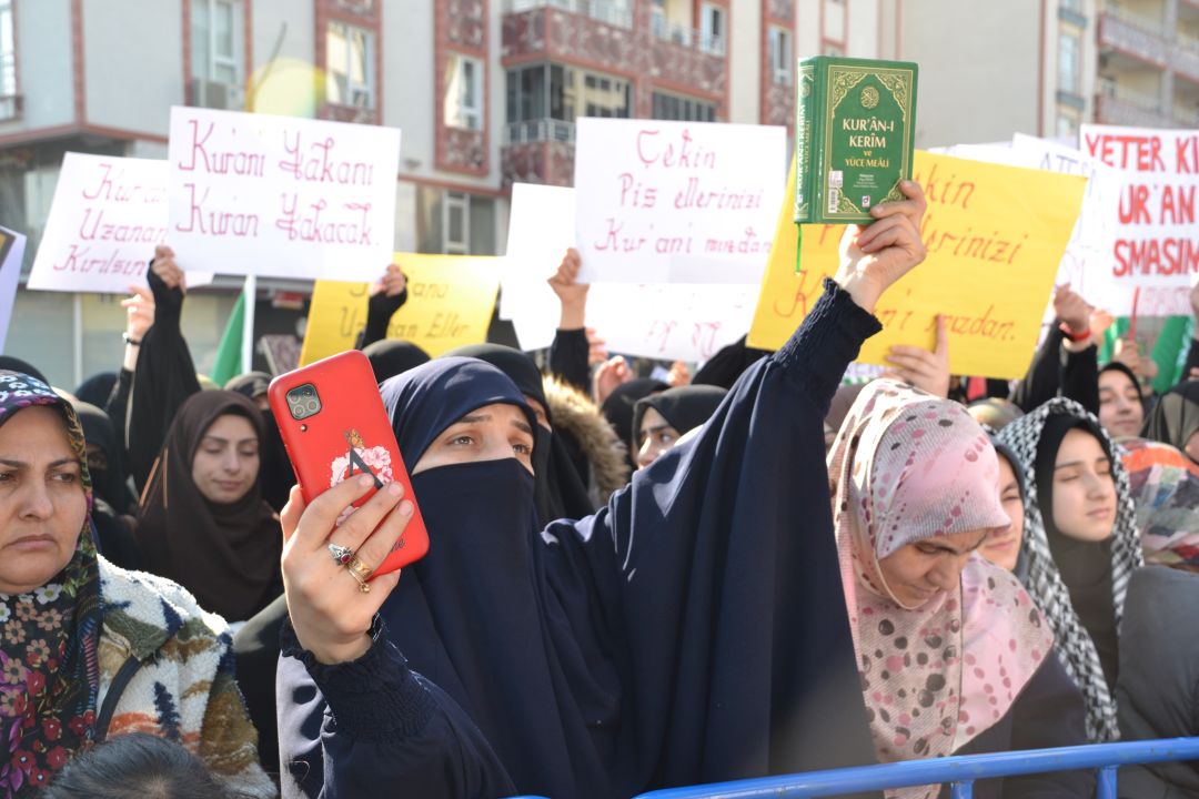 Onbinler, Paludan’a lanet yağdırdı