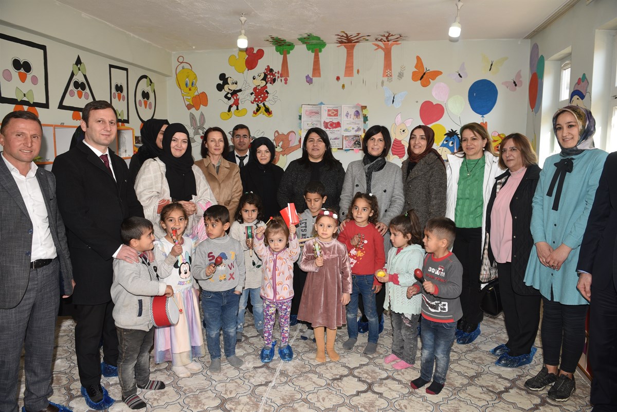 Protokol eşlerinden okula anlamlı destek