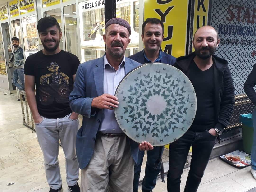 Şehir şehir dolaşıp ilahi söylüyor