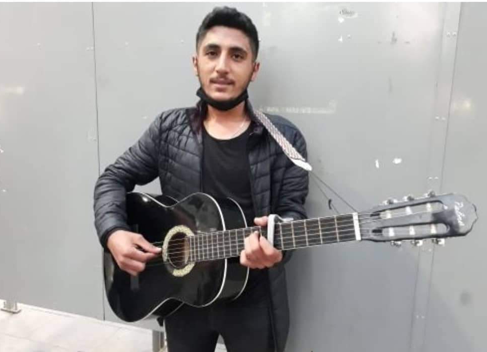 Şehir şehir dolaşıp sokak müziği yapıyor