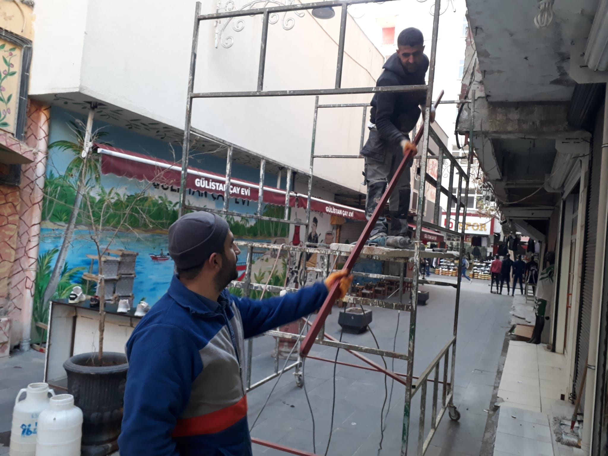 Şemsiyeli sokak yenileniyor