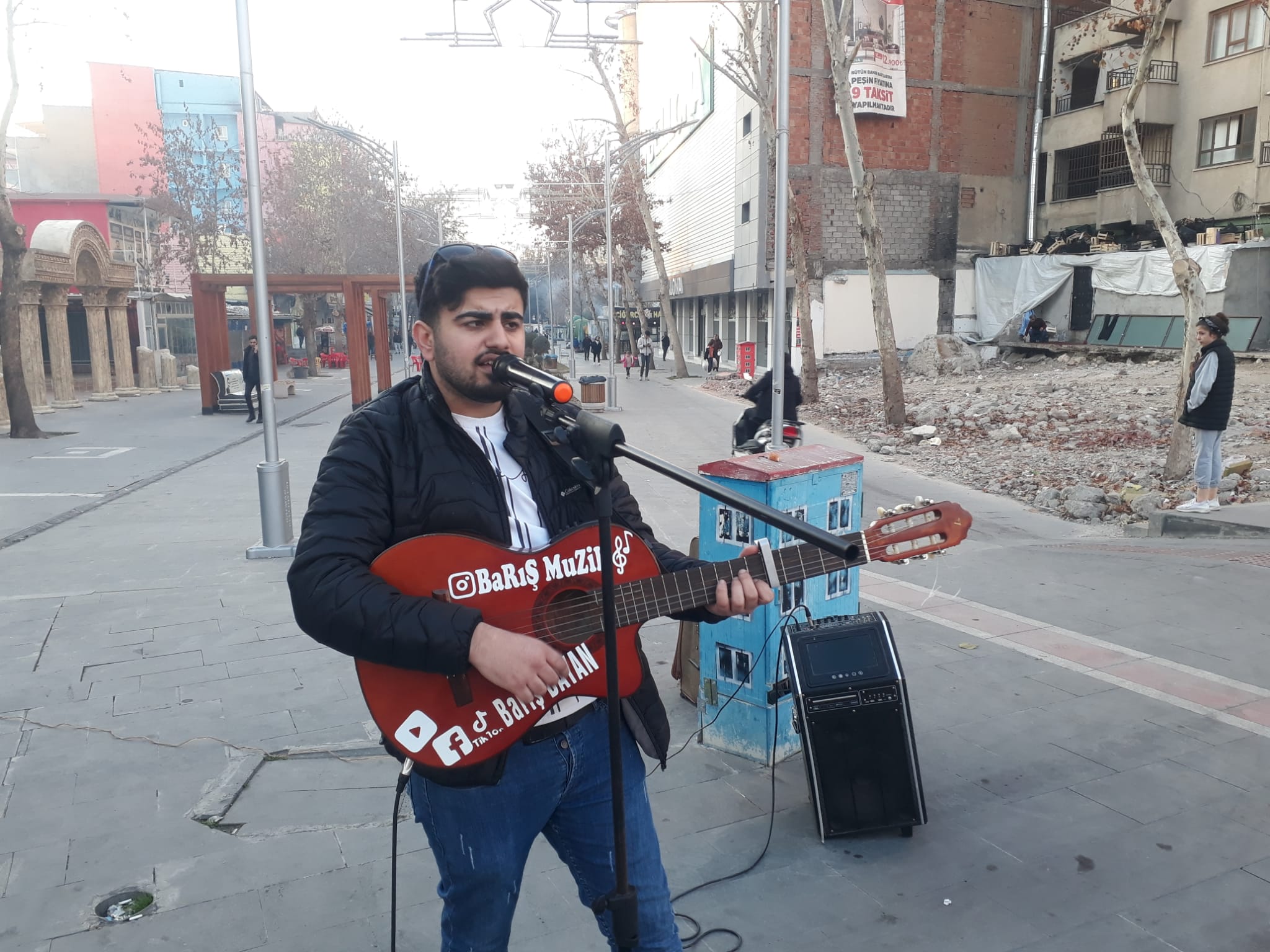 Türkiye’yi dolaşarak sokak müziği yapıyor    