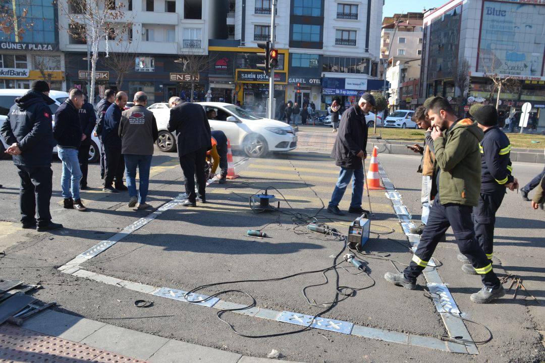 Yollara ‘Yürüyen ledli yaya’ uygulaması