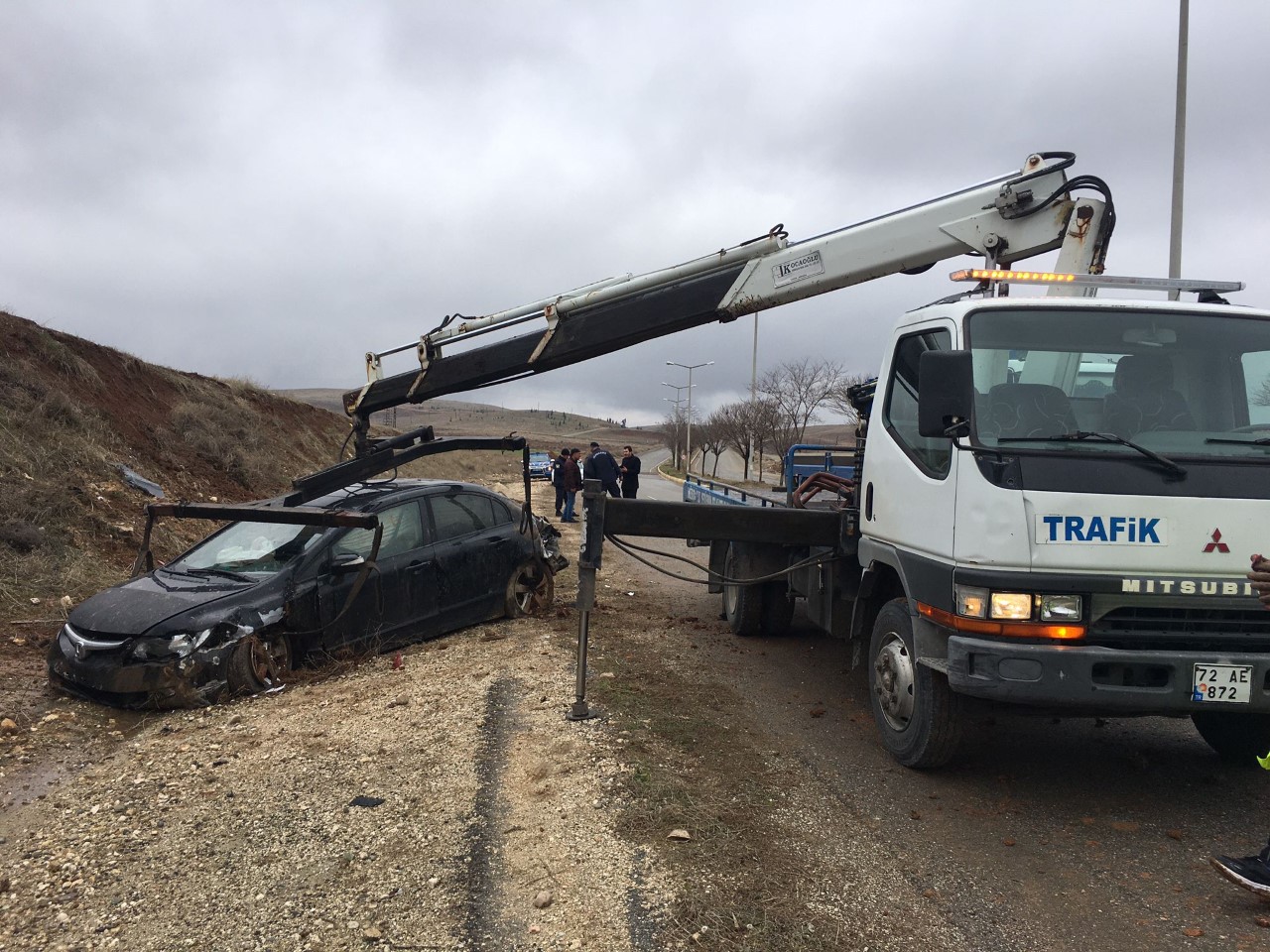 Otomobil takla attı