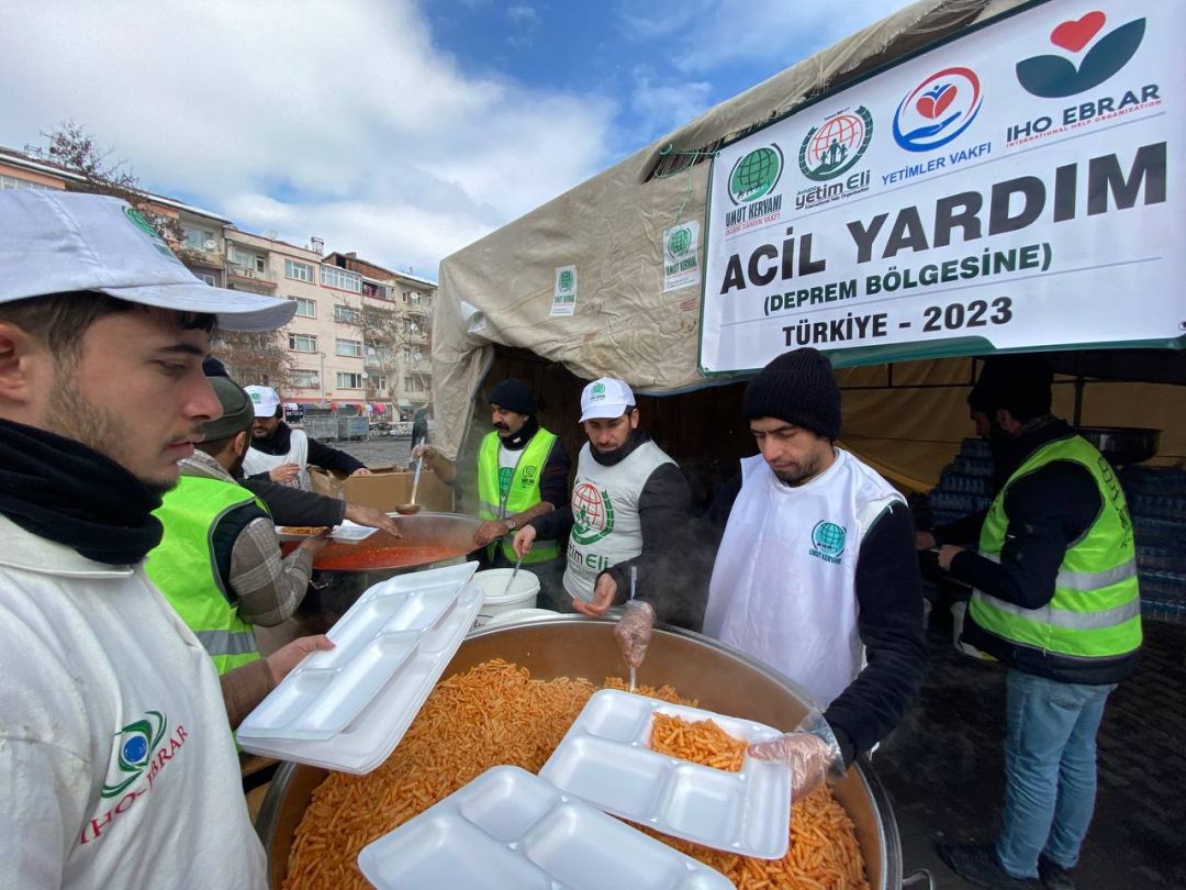 40 Bin depremzedeye sıcak yemek