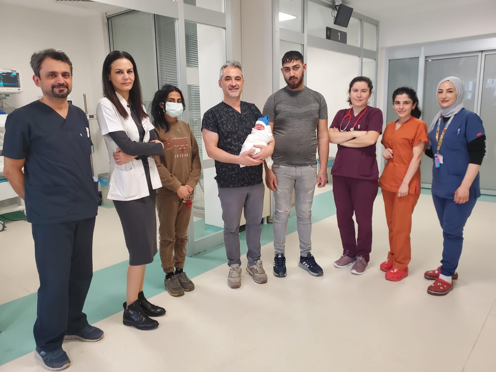 725 Gram doğan bebek hayata tutundu