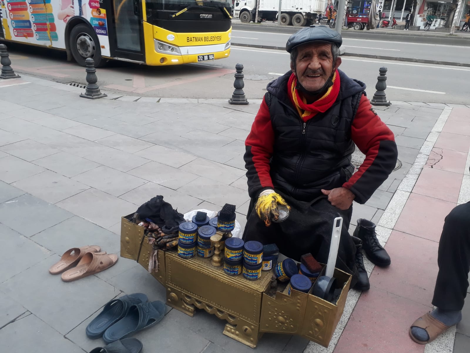 Ayakkabı boyayarak hayata tutunuyor