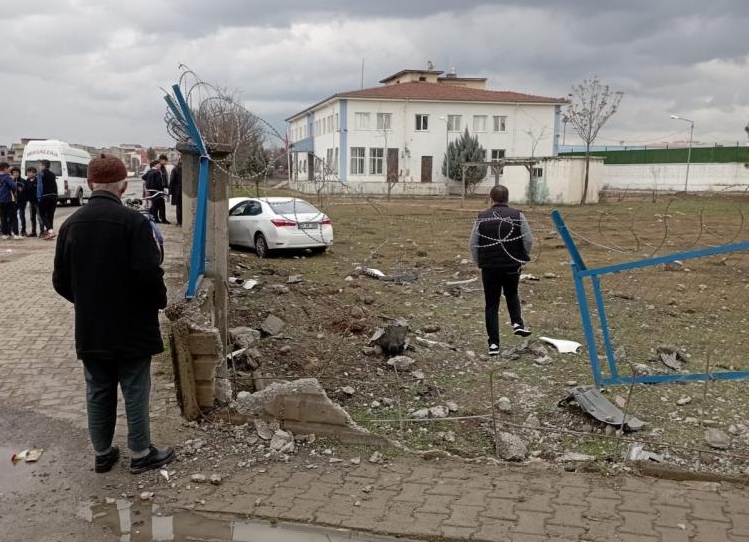 Babasının arabasını duvara tosladı