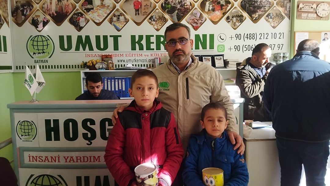 Bisiklet parasını depremzedelere bağışladılar