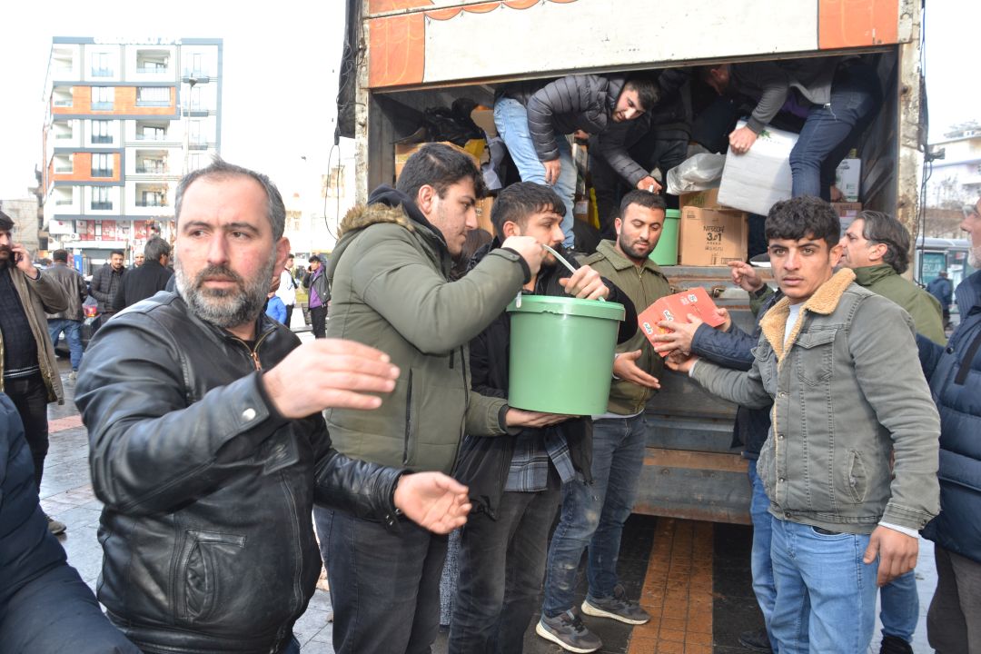 Dayanışma tırları yola çıktı