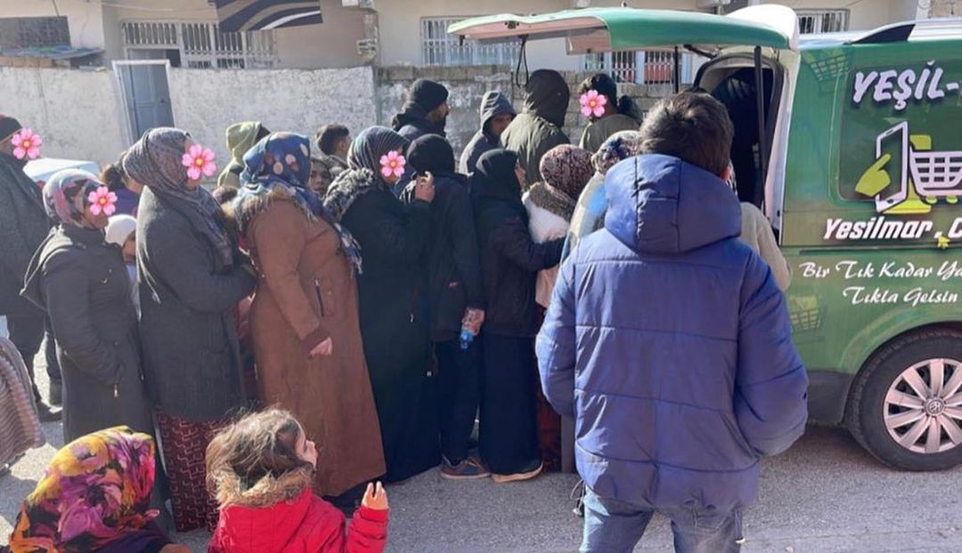 Deprem bölgesine 5 tır gönderdi