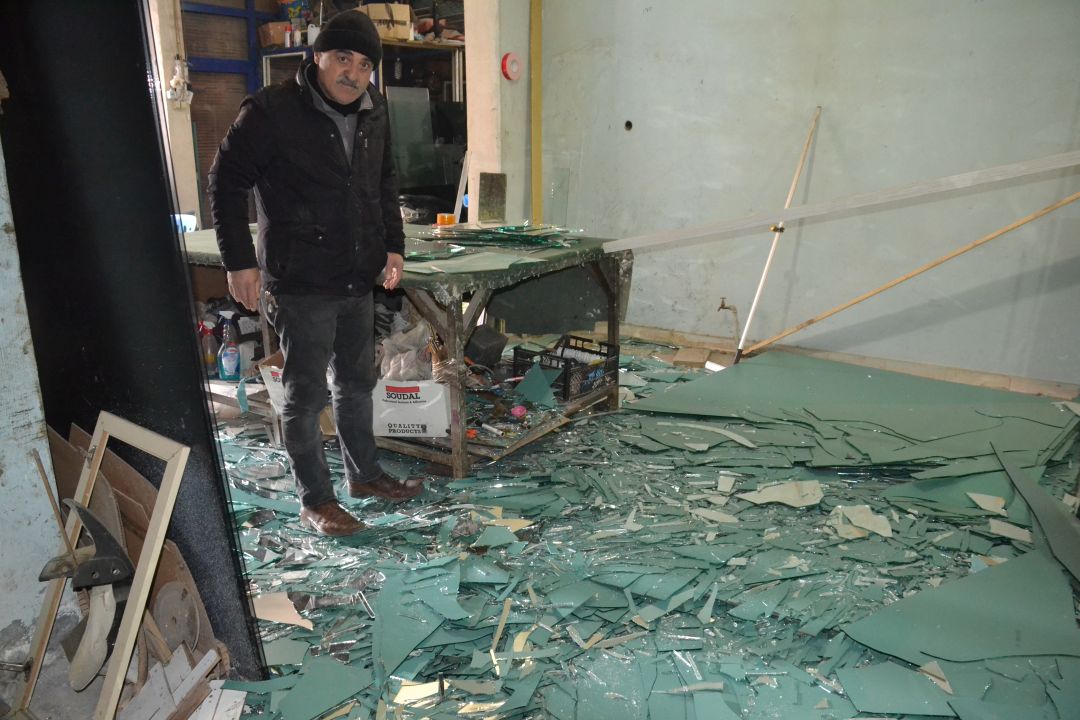 Deprem, işyerindeki camları tuzla buz etti