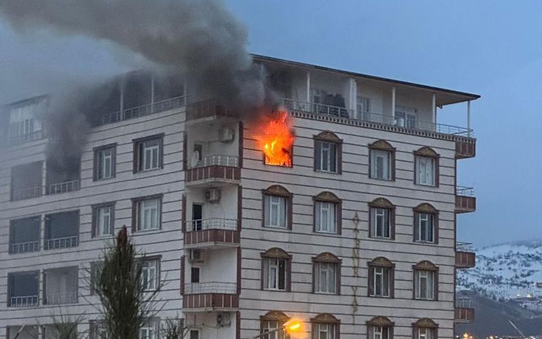 Depremden kaçan ailenin evi yandı