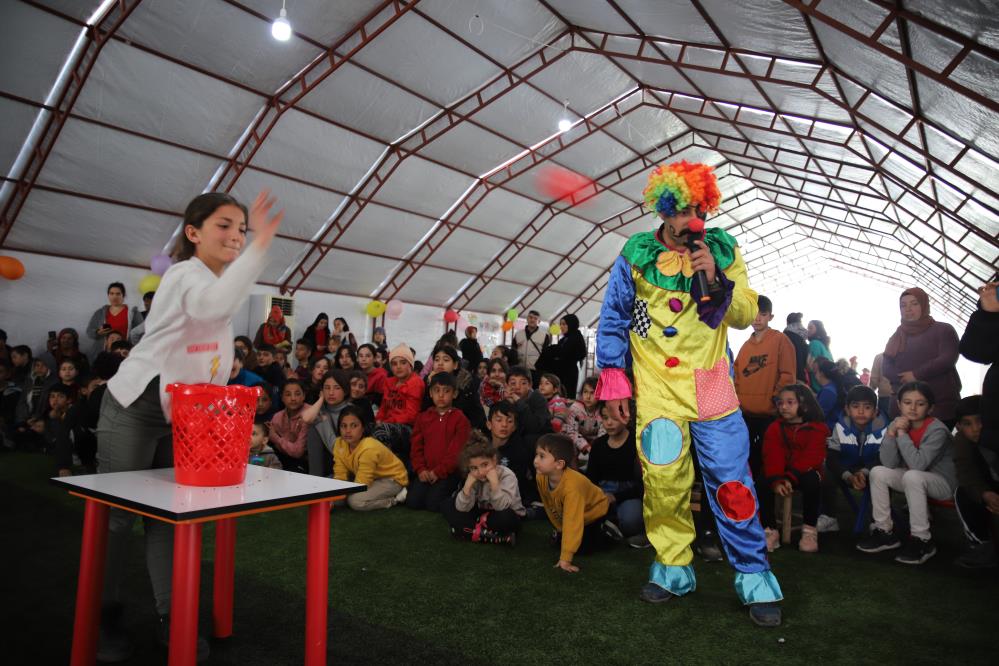 Depremzede çocukları eğlendirip tıraş ettiler