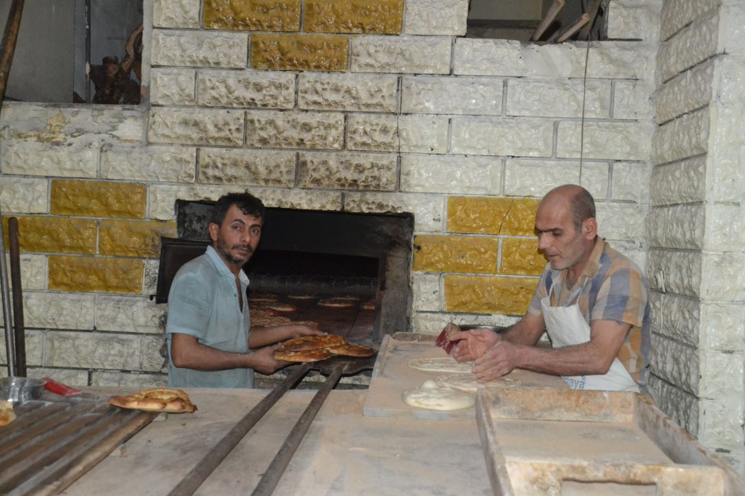 Depremzedeler için 4 bin ekmek pişirdiler