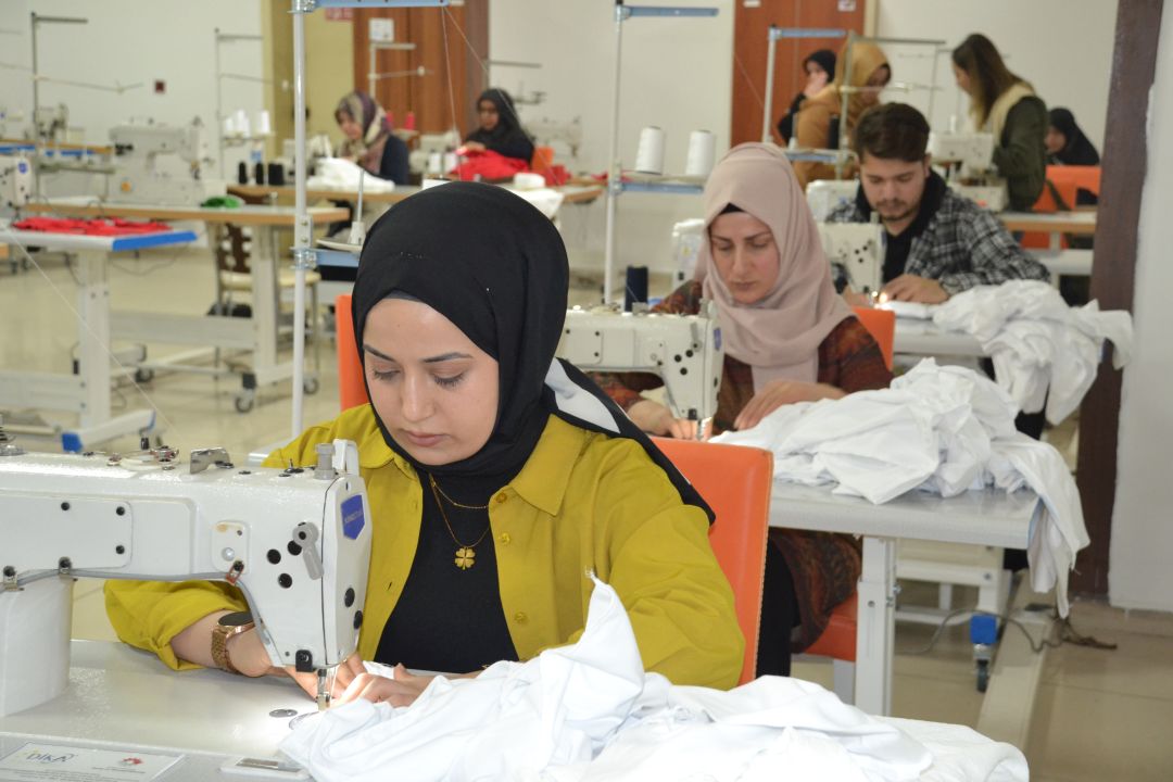 Depremzedeler için kıyafet üretiyorlar