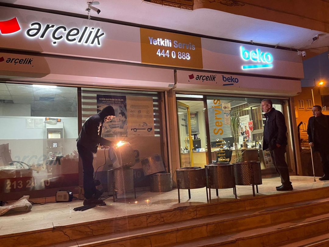 Depremzedeler için soba üretti