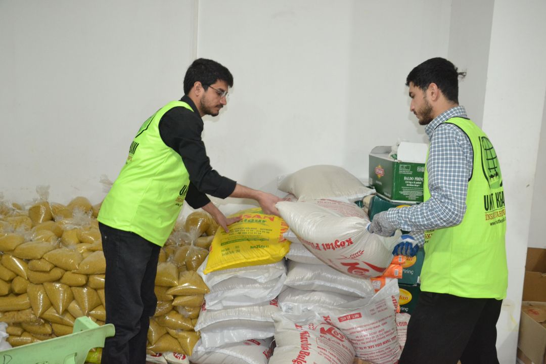 “Depremzedelerin yaralarını sarıyoruz”