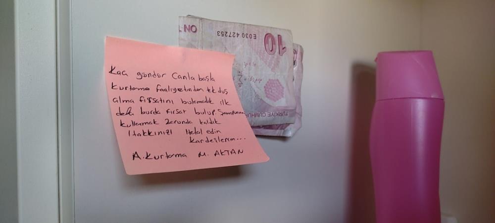 Duş aldığı yurtta şampuanın ücretini bıraktı