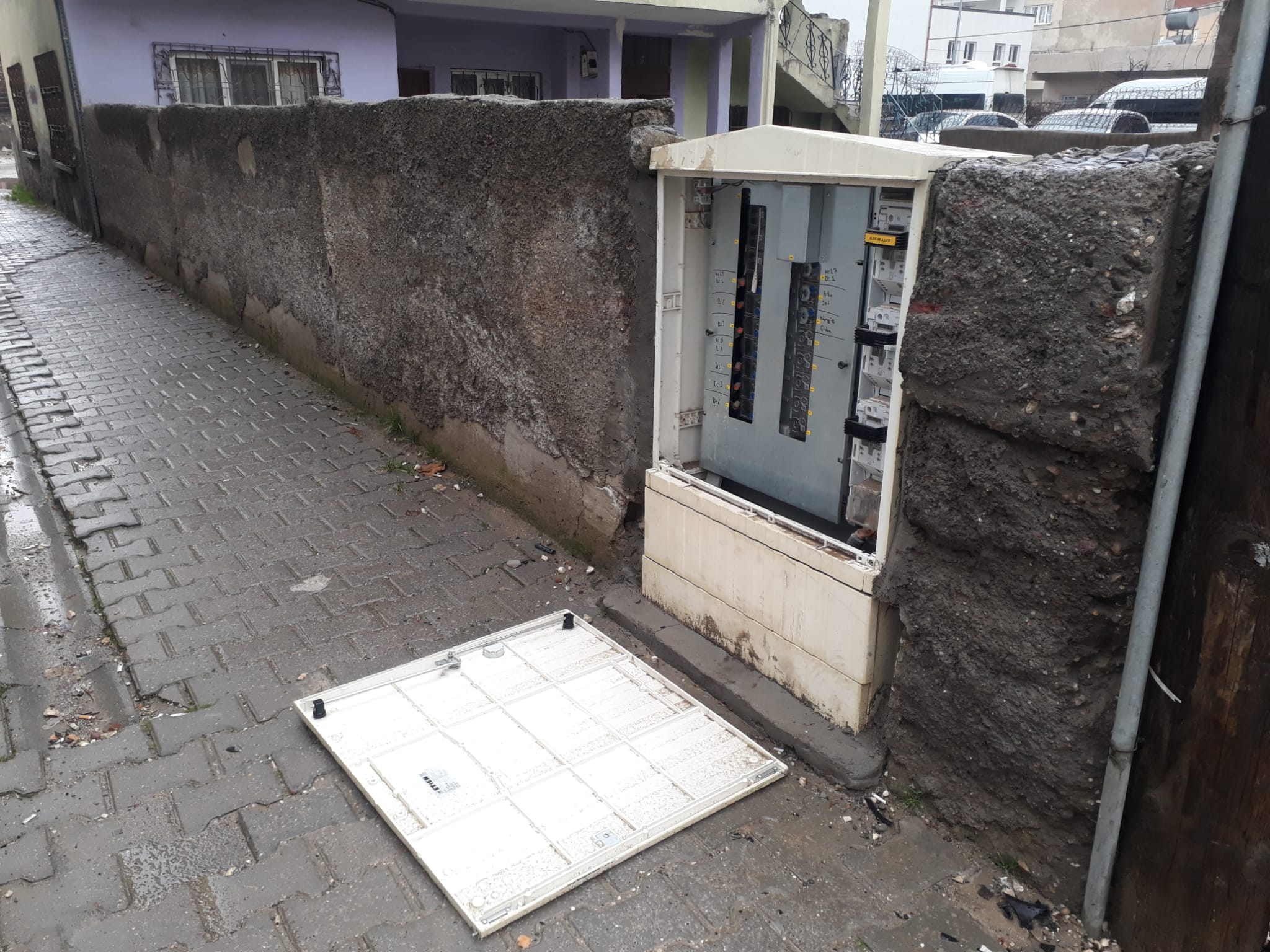 Elektrik panoları tehlike saçıyor!