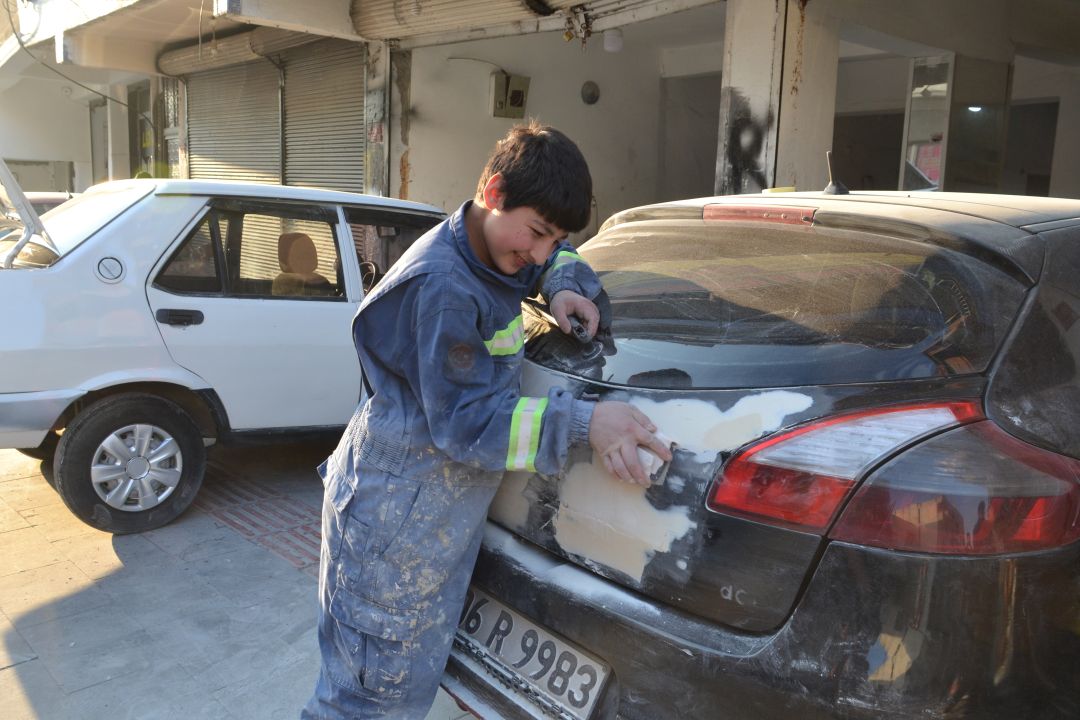 Genç yaşında kaporta ustası olma yolunda