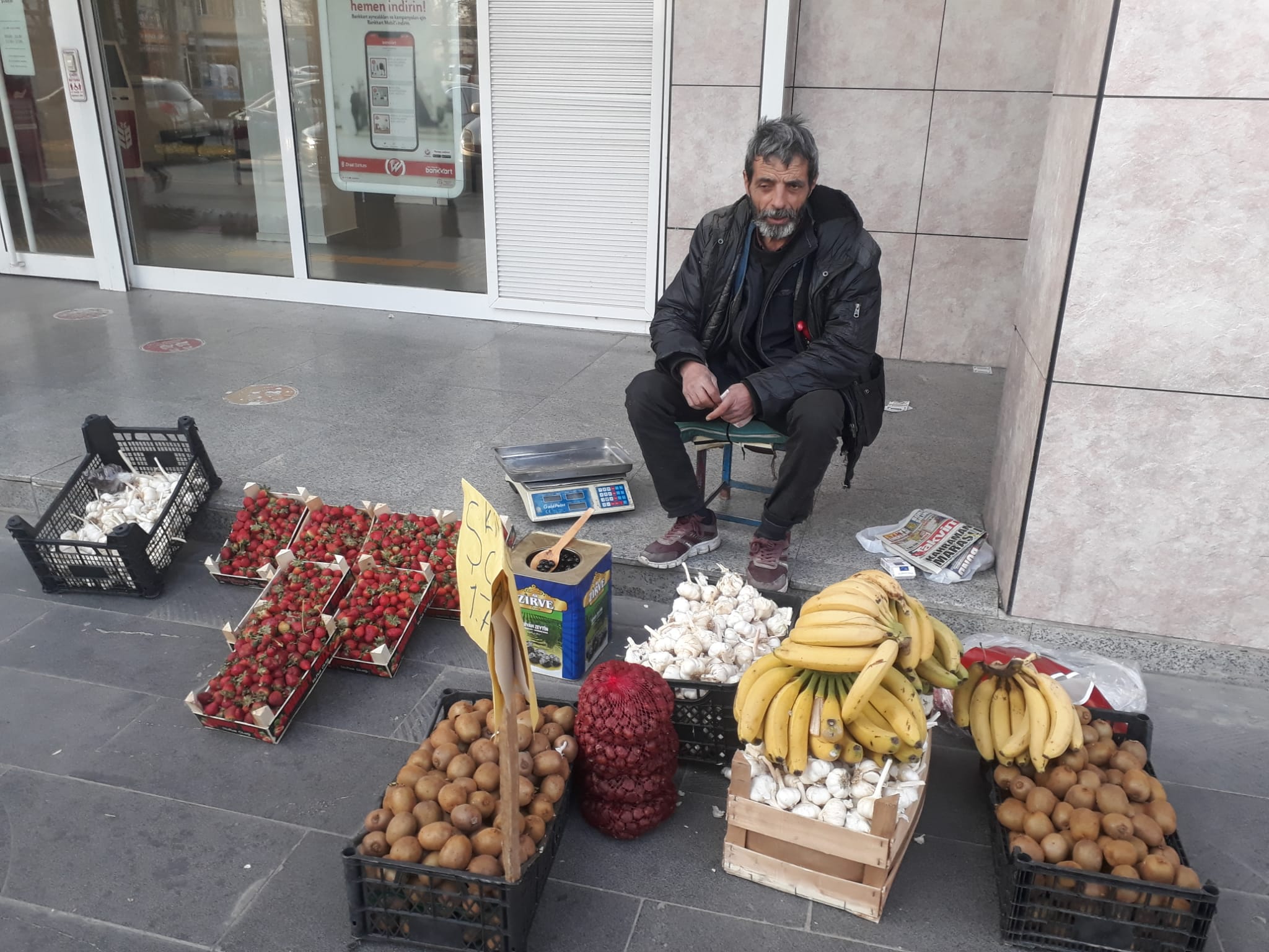 Günlük yevmiye ile evini geçindiriyor