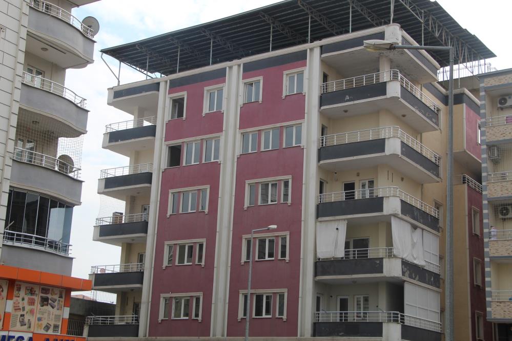 Hasarlı binalar tahliye ediliyor