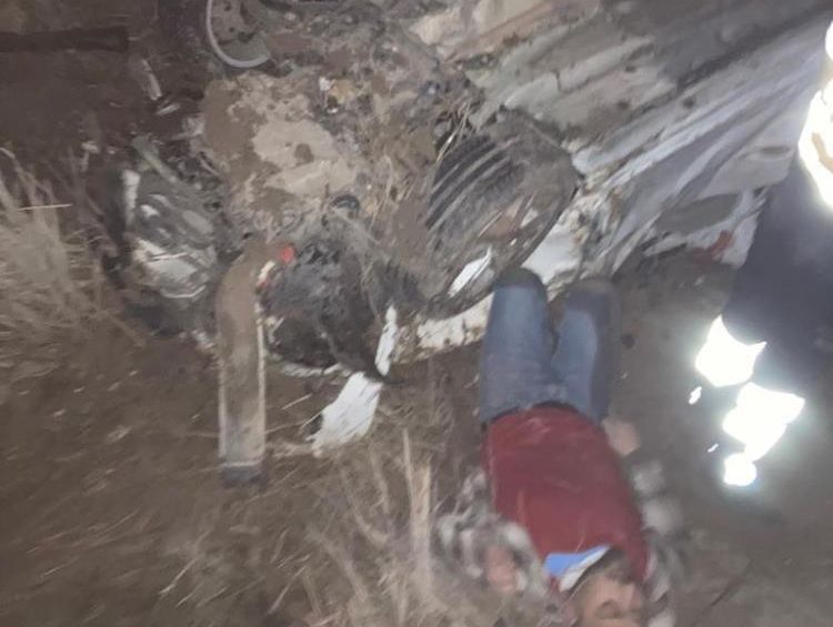 Kayganlaşan yolda araç takla attı