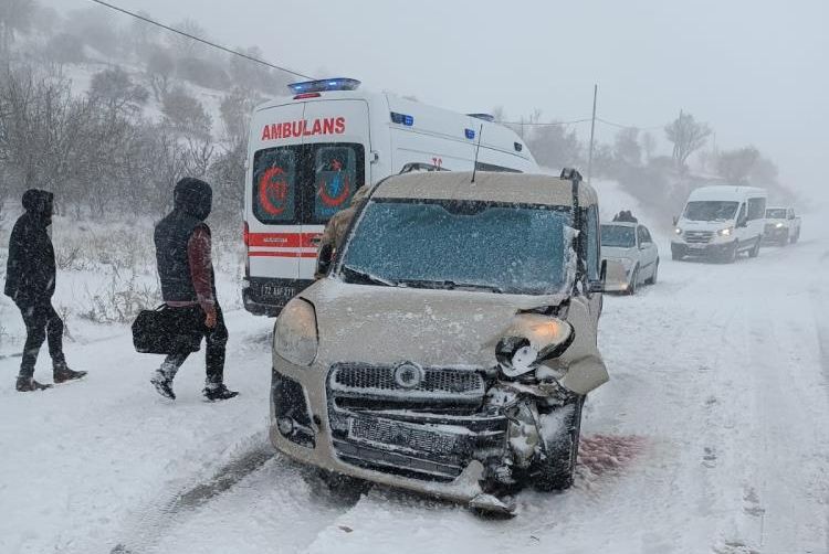 Kayganlaşan yolda kafa kafaya çarpıştılar