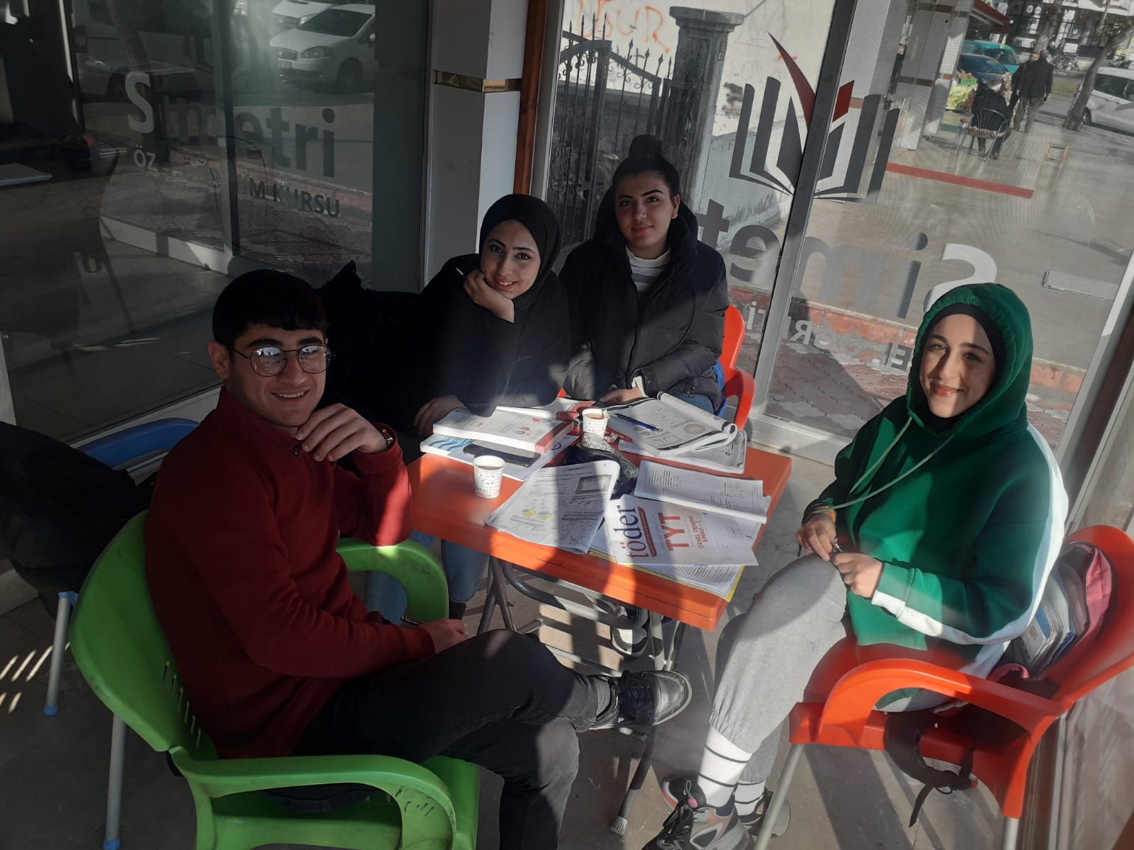 Kış güneşi altında ders çalışmak