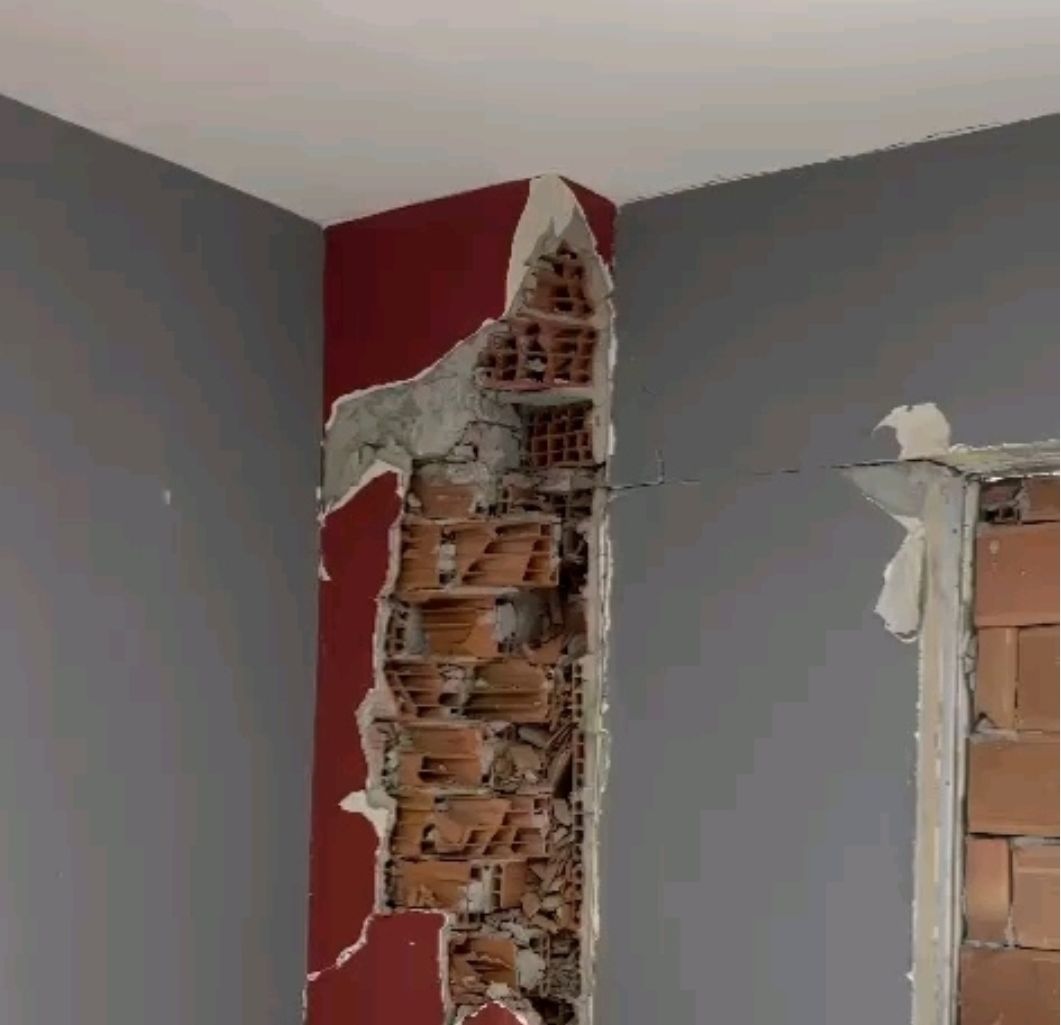 Kolonları tuğladan yapmışlar