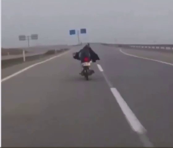 Motosiklet sürücüsü tehlike saçtı