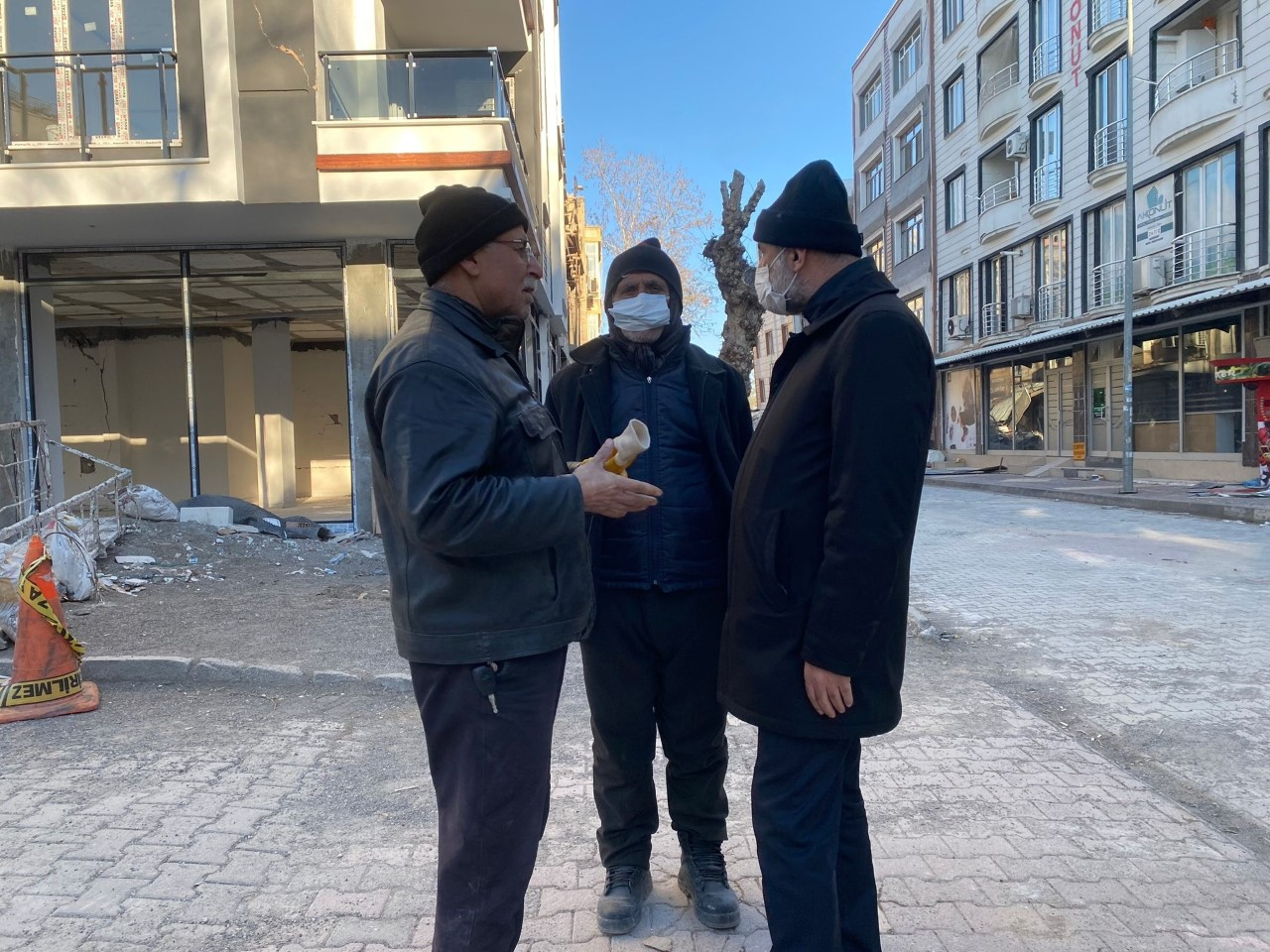 Özdemir, depremzedelerle görüştü