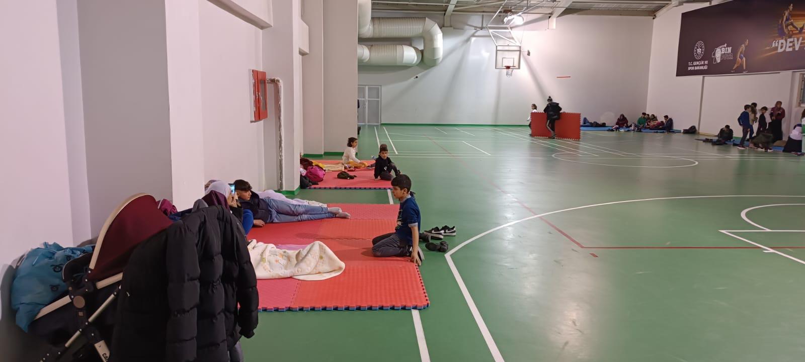 Tesisler barınma merkezi oldu