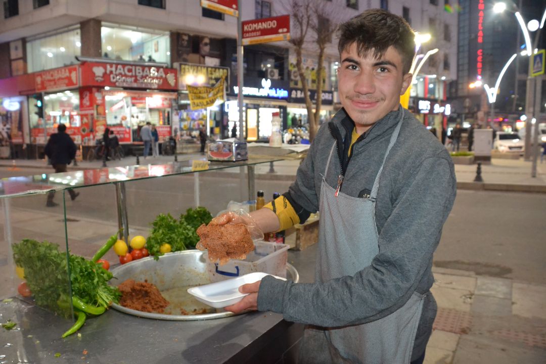 Usta çiğköfteciden mesleği devraldı