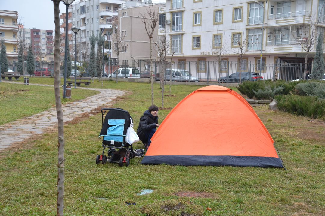 Vatandaşlar çadır kurdu