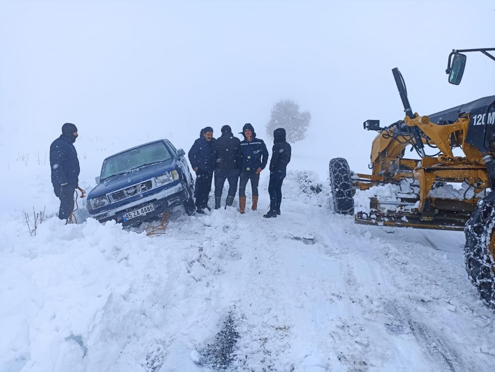 Yolda mahsur kalan 2 aile kurtarıldı