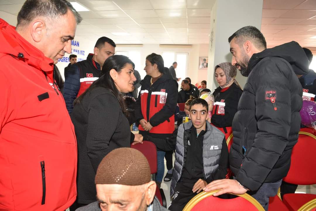 Yurtta kalan depremzedeleri dinledi