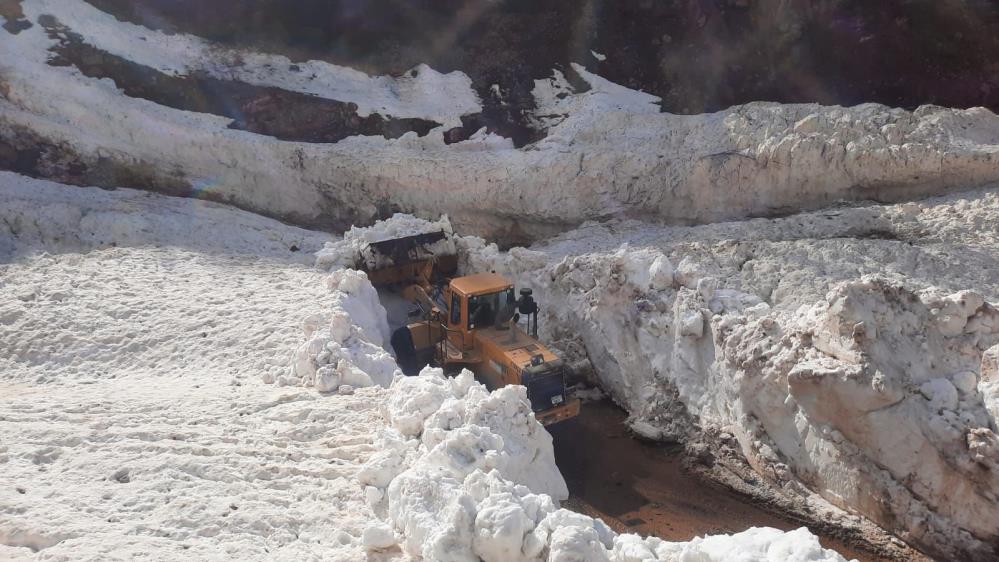 Kar kütlesi iş makinesi boyunu geçti
