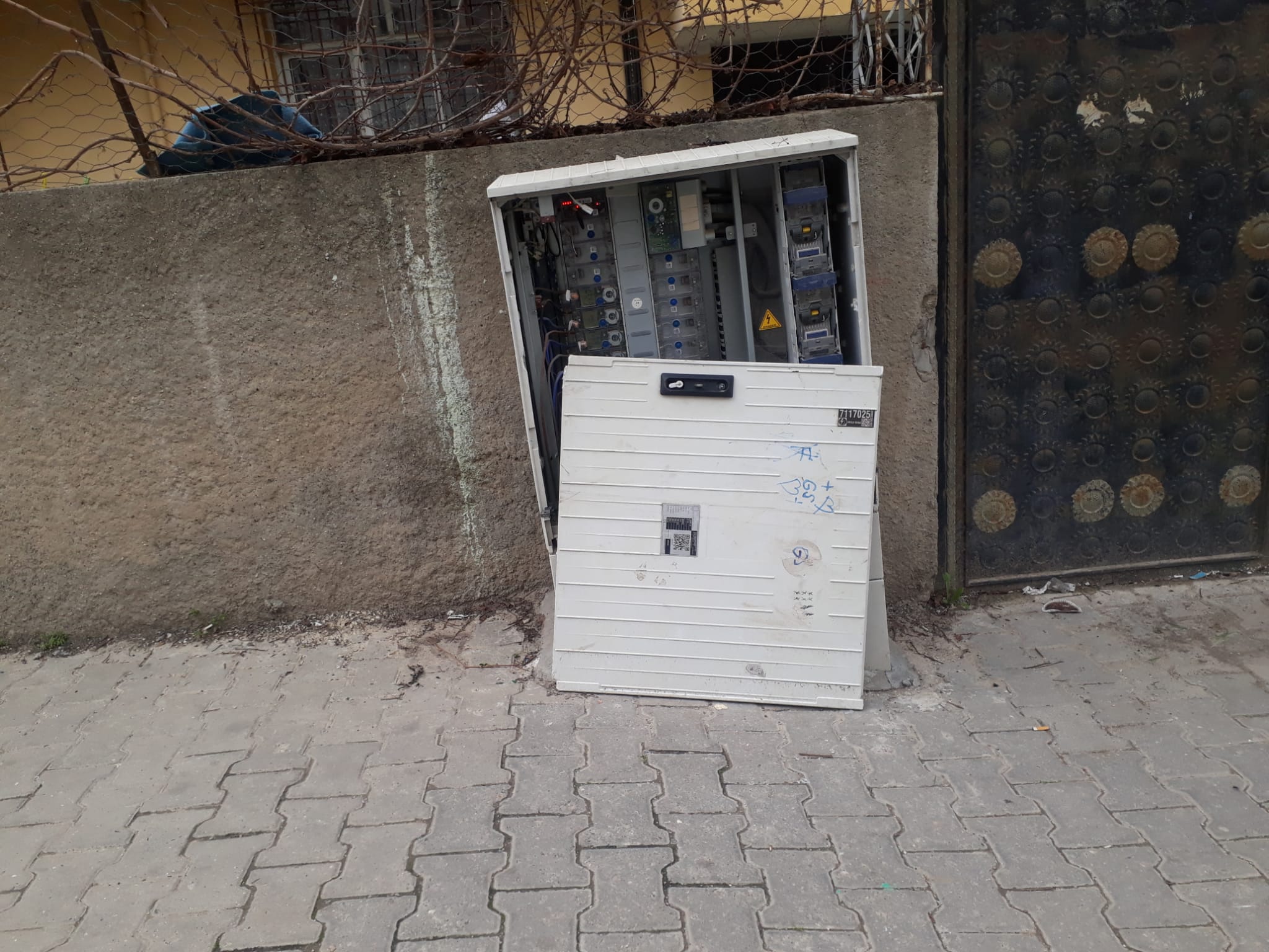 Açık panolara  tepkiler sürüyor 