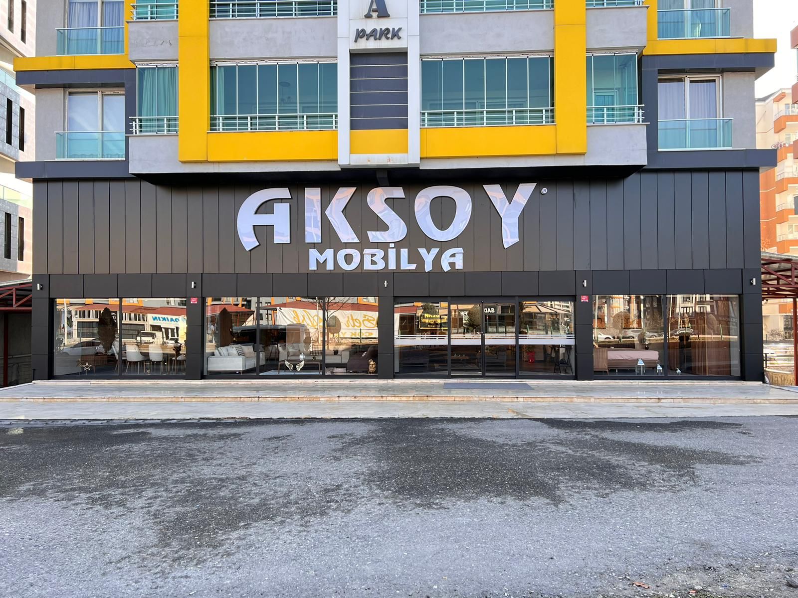 Açılış bütçesini depremzedelere bağışladı