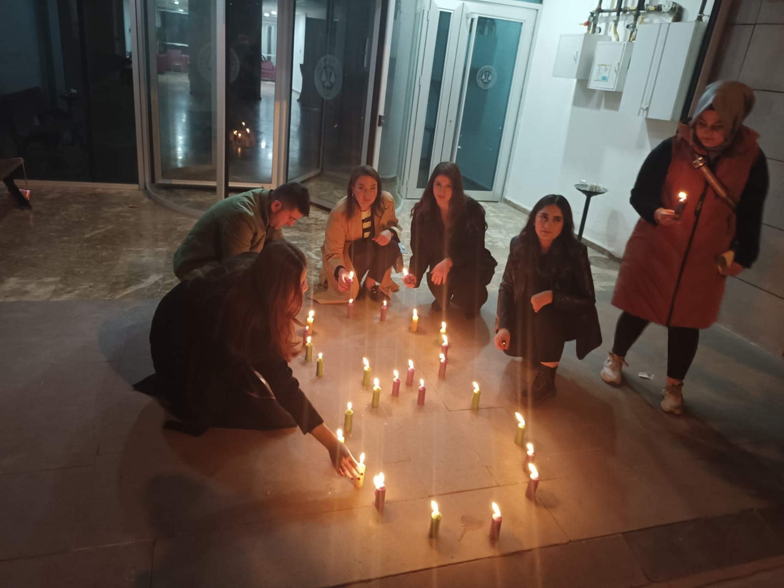 Avukatlar, kadınlar için mum yaktı
