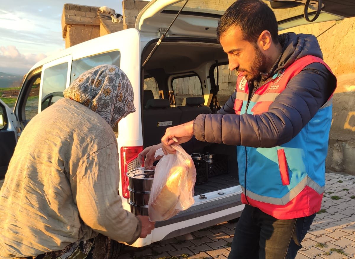 Beşiri’de 150 aileye yemek dağıtımı