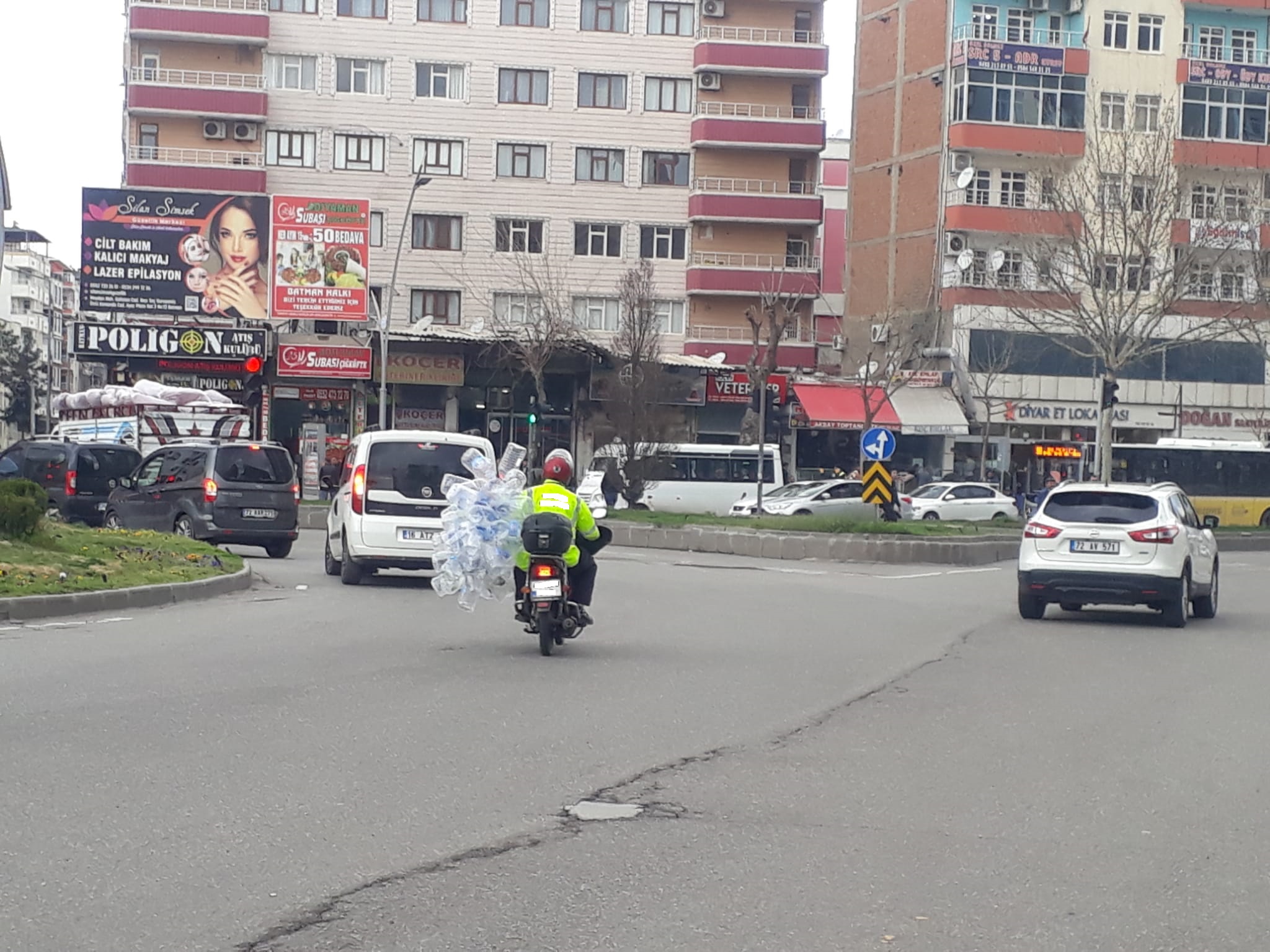 Boş pet şişe yumağıyla trafikte ilerledi