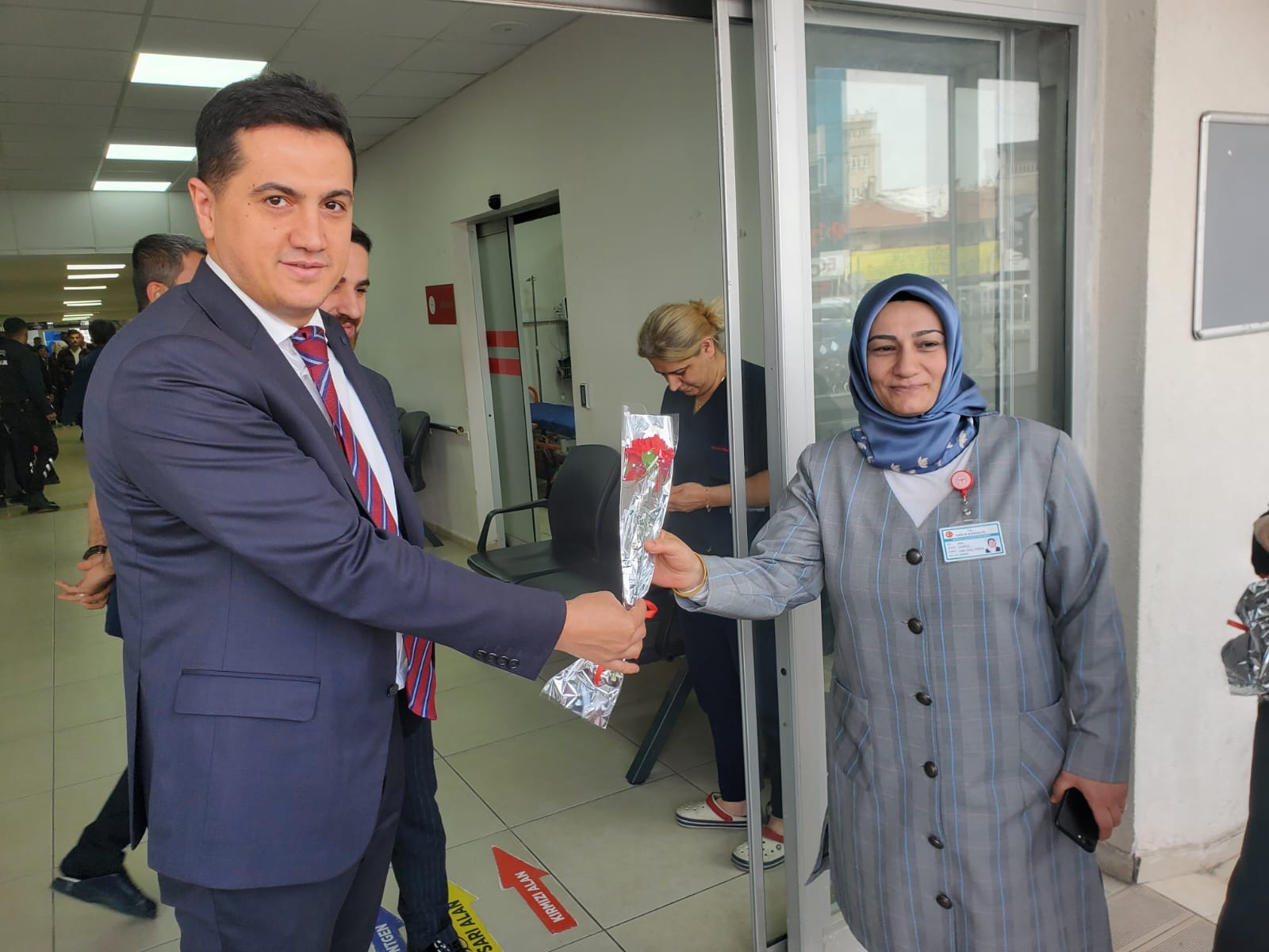 Canpolat’tan kadınlara karanfil