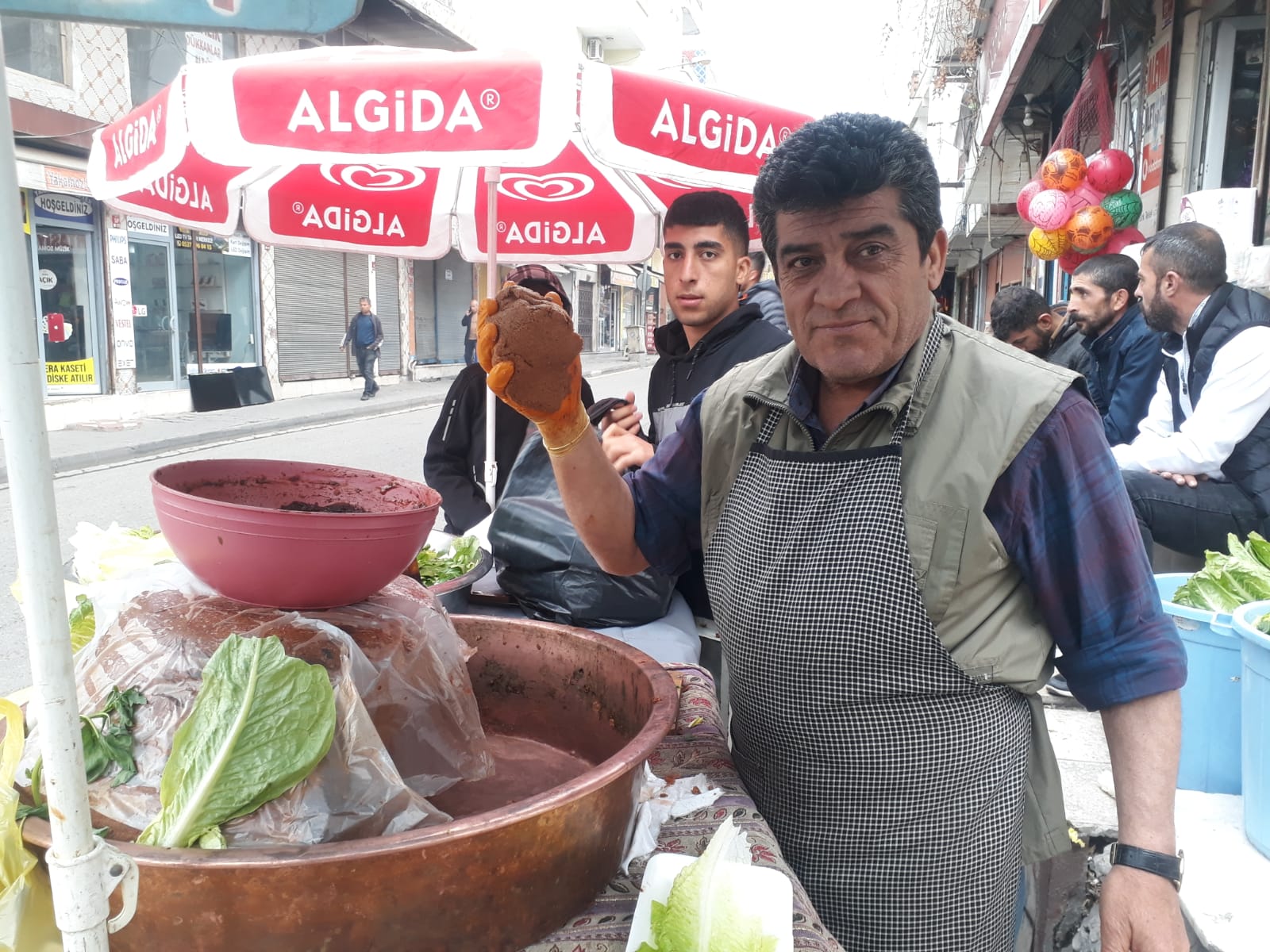 “Çiğköftem için semtleri aşıp geliyorlar”