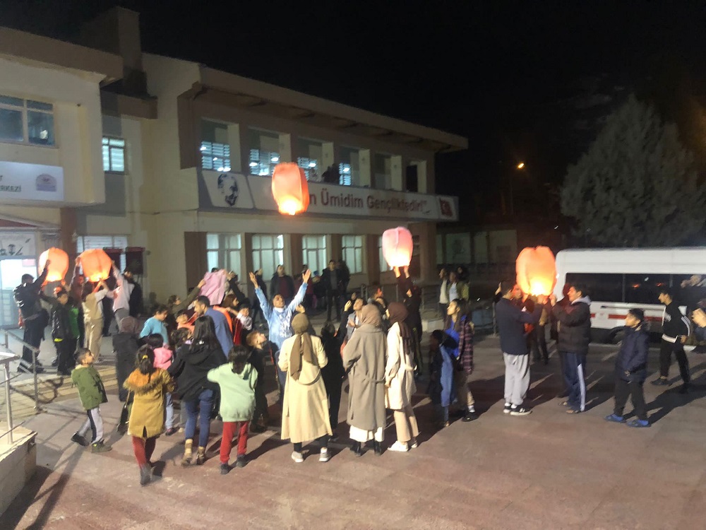 Çocuklar dilek tuttu, fener uçurdu