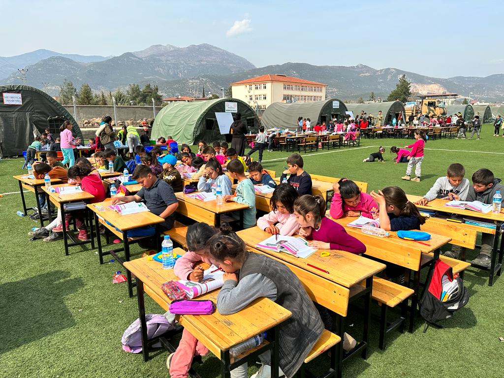 Deprem bölgesinde eğitim için seferber oldular