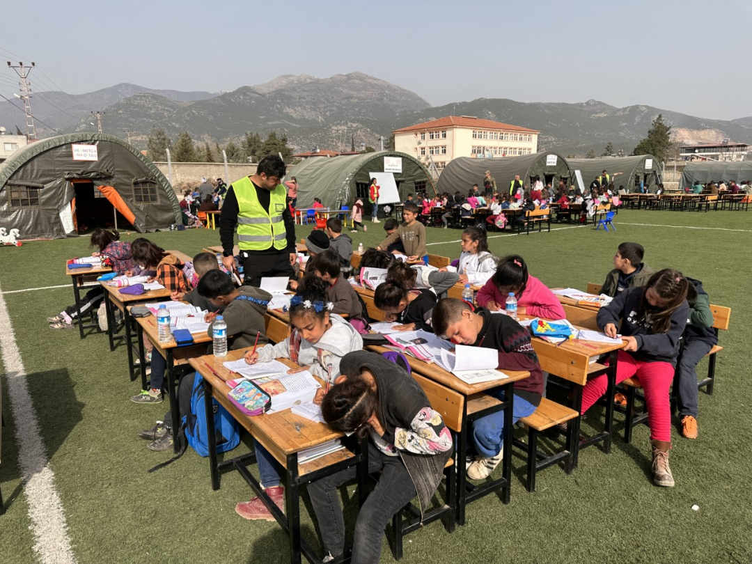 Deprem bölgesinde eğitime ilaç oldular