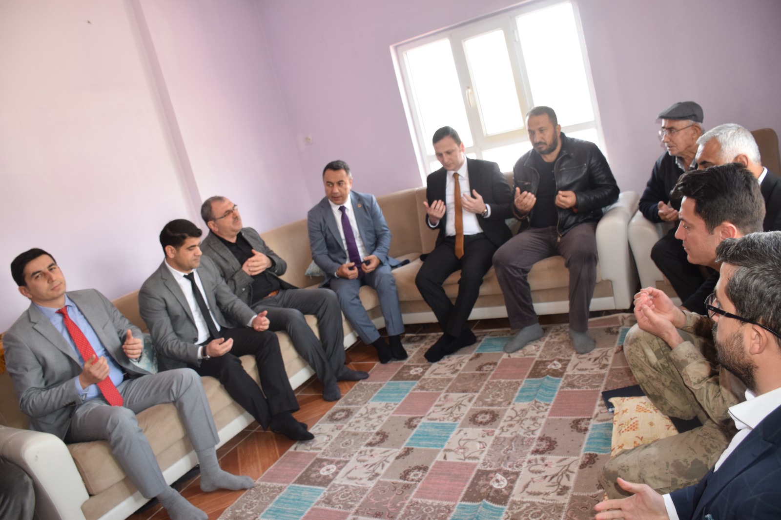 Depremzede aileleri ziyaret etti